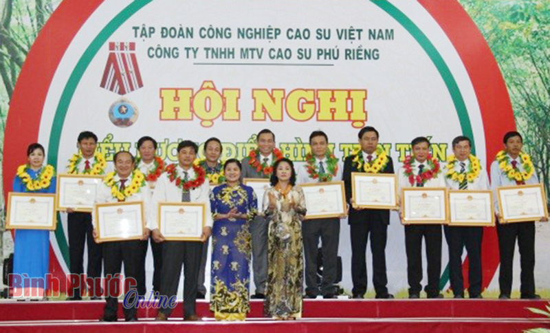Cao su Ph&uacute; Riềng biểu dương c&aacute;c điển h&igrave;nh ti&ecirc;n tiến giai đoạn 2010-2014