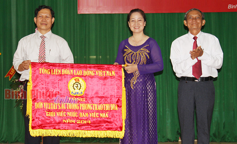 Cao su Đồng Ph&uacute; tuy&ecirc;n dương điển h&igrave;nh ti&ecirc;n tiến v&agrave; &ldquo;Phụ nữ hai giỏi&rdquo;