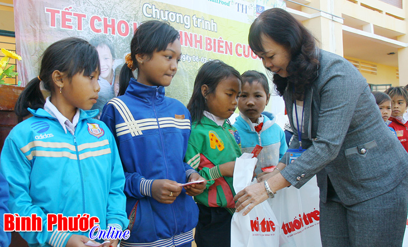 Chăm lo người ngh&egrave;o đ&oacute;n tết