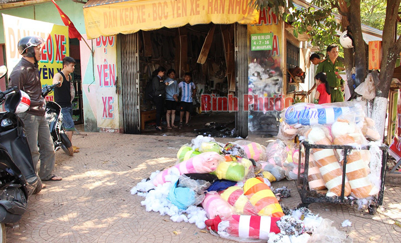 Ch&aacute;y cửa h&agrave;ng d&aacute;n keo xe chưa r&otilde; l&yacute; do