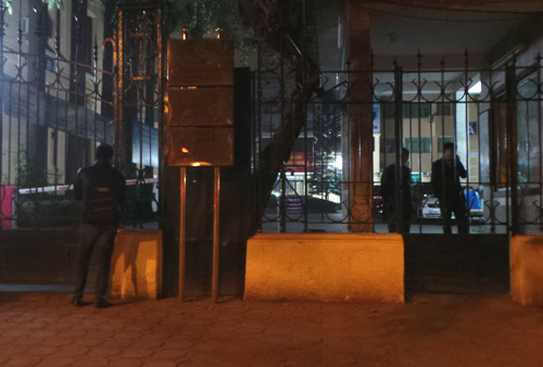 Cục trưởng Đường sắt ch&ecirc;́t tại phòng l&agrave;m việc