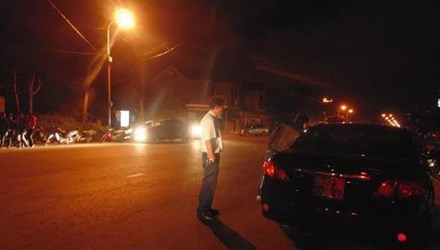 Đ&igrave;nh chỉ c&ocirc;ng t&aacute;c thanh tra giao th&ocirc;ng say rượu đến quấy rối CSGT