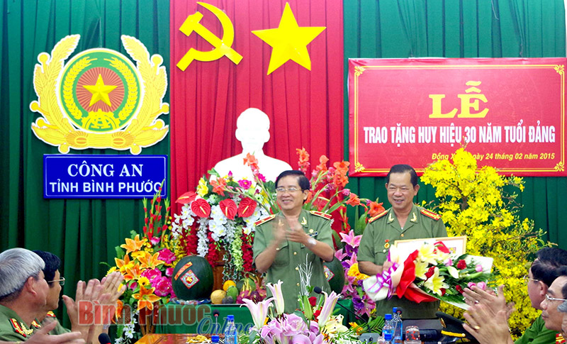 Đại t&aacute; Huỳnh Văn S&aacute;ch nhận Huy hiệu 30 năm tuổi đảng