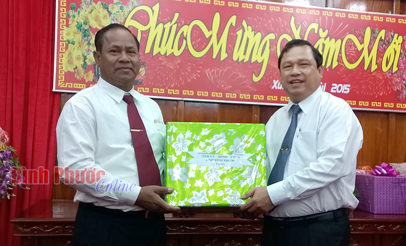 Đo&agrave;n đại biểu Vương quốc Campuchia ch&uacute;c tết c&aacute;n bộ v&agrave; nh&acirc;n d&acirc;n B&igrave;nh Phước