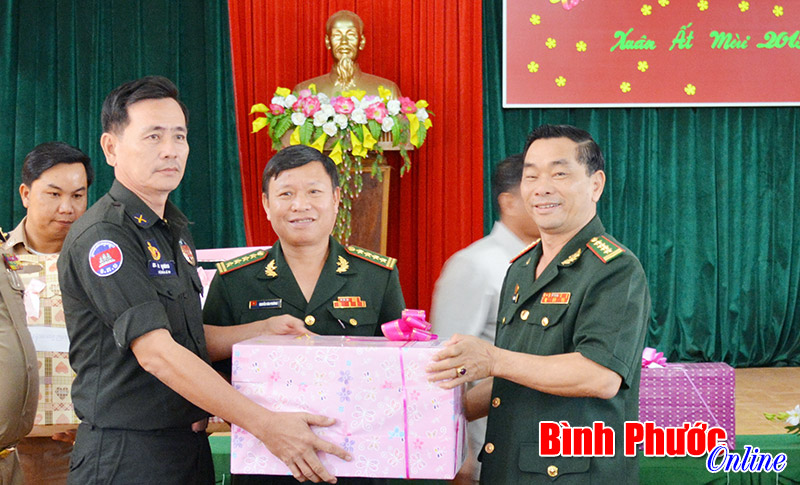 Đo&agrave;n đại biểu 4 tỉnh Campuchia ch&uacute;c tết Bộ đội Bi&ecirc;n ph&ograve;ng B&igrave;nh Phước