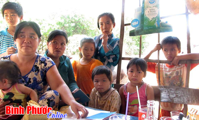 Đo&agrave;n đại biểu Quốc hội tỉnh khảo s&aacute;t đời sống của c&aacute;c hộ Việt kiều Campuchia