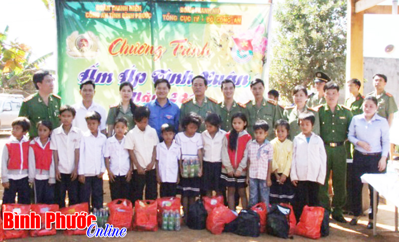Đoàn thanh niên công an tổ chức chương trình “Ấm áp tình xuân” tại Hưng Phước
