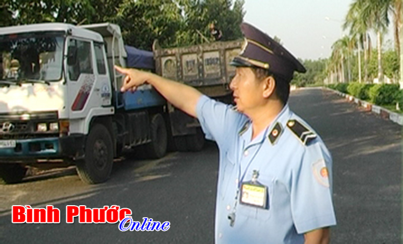 Đo&agrave;n xe chở c&aacute;t qu&aacute; tải v&agrave; rơi v&atilde;i xuống đường