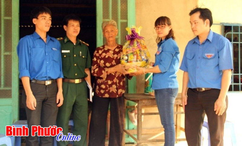 Đồn biên phòng Thanh Hòa trao 130 suất quà tết