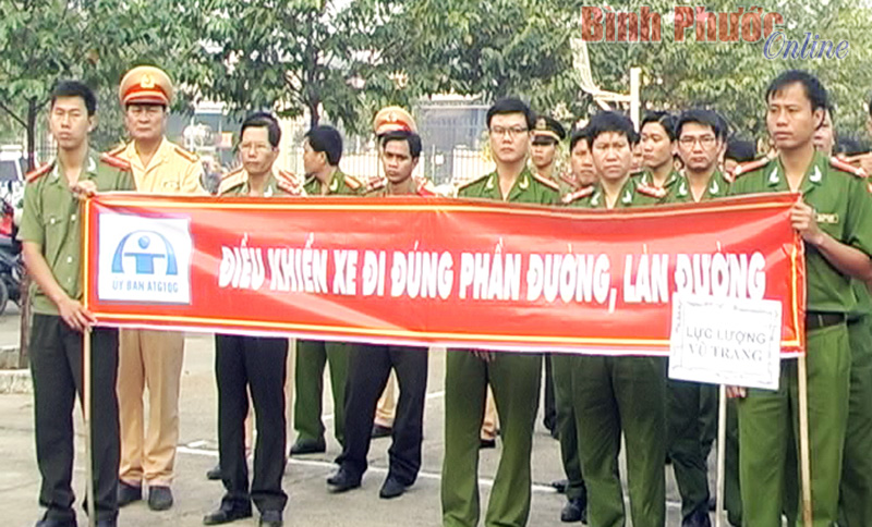 Đồng Ph&uacute; ra qu&acirc;n hưởng ứng Năm an to&agrave;n giao th&ocirc;ng 2015