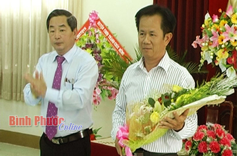 &Ocirc;ng Phạm Văn H&ugrave;ng được bầu l&agrave;m Ph&oacute; chủ tịch UBND huyện Chơn Th&agrave;nh