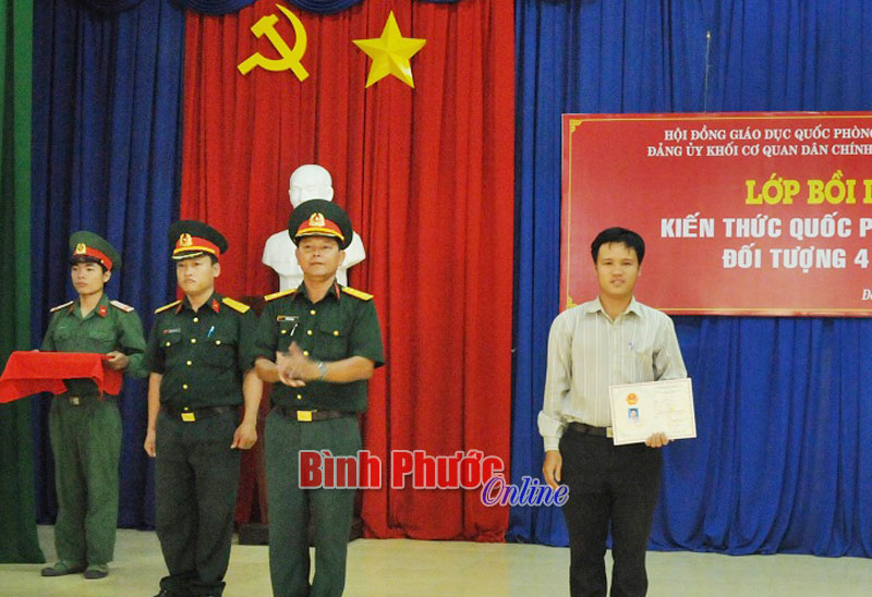 143 c&aacute;n bộ, đảng vi&ecirc;n được bồi dưỡng kiến thức quốc ph&ograve;ng - an ninh