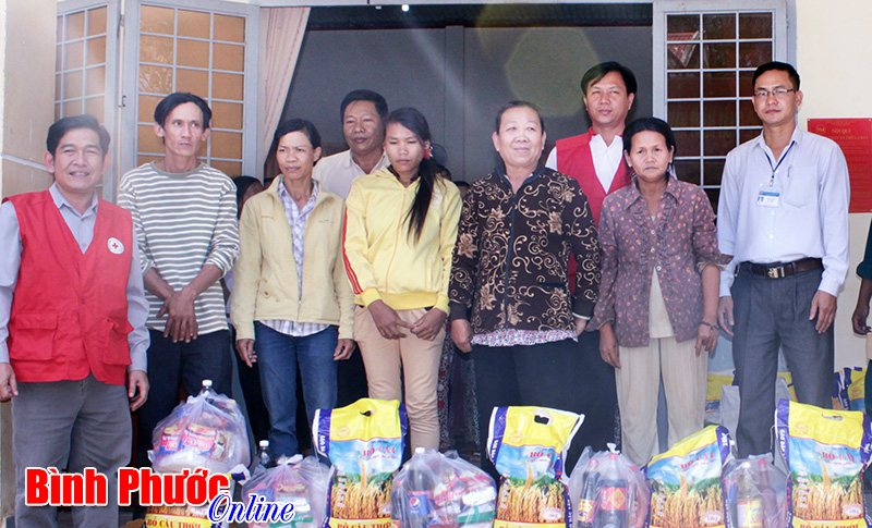 Gia đ&igrave;nh đồng ch&iacute; Nguyễn Văn Trăm tặng qu&agrave; tết đồng b&agrave;o DTTS huyện Đồng Ph&uacute;