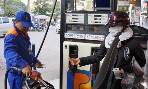 Giá xăng tiếp tục giảm 310 đồng một lít