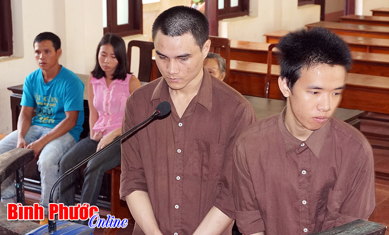 Giải quyết m&acirc;u thuẫn bằng dao, 2 bị c&aacute;o lĩnh 20 năm t&ugrave;