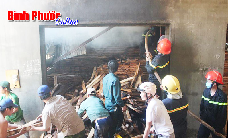 Cháy xưởng hấp gỗ ở Tiến Hưng