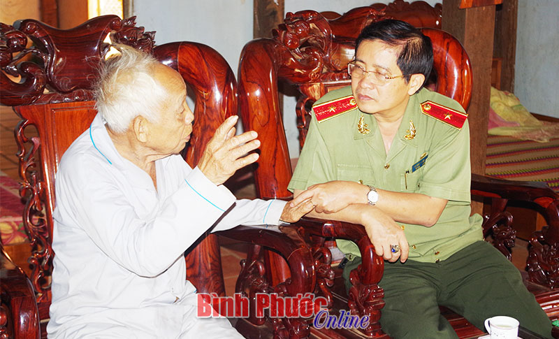 Thiếu tướng Ho&agrave;ng Văn Huệ ch&uacute;c tết l&atilde;o th&agrave;nh c&aacute;ch mạng v&agrave; c&aacute;n bộ, chiến sĩ Đồn bi&ecirc;n ph&ograve;ng Đắk Qu&yacute;t