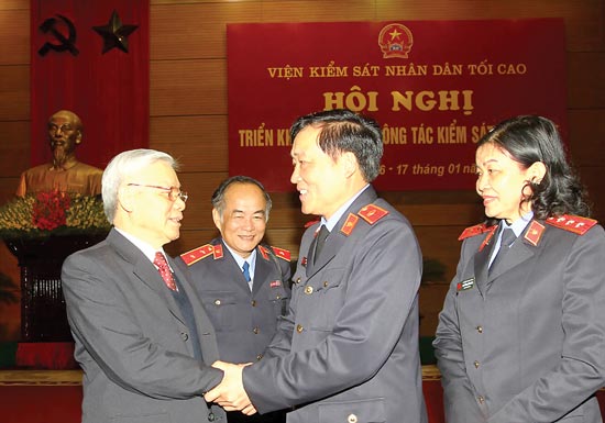 L&agrave;m việc với Viện KSND tối cao, Tổng B&iacute; thư Nguyễn Ph&uacute; Trọng: Tay đ&atilde; nh&uacute;ng ch&agrave;m th&igrave; kh&ocirc;ng thể chống tham nhũng 