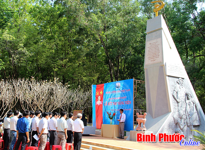 Chi bộ B&aacute;o B&igrave;nh Phước kết nạp 5 đảng vi&ecirc;n mới tại di t&iacute;ch lịch sử Ph&uacute; Riềng Đỏ