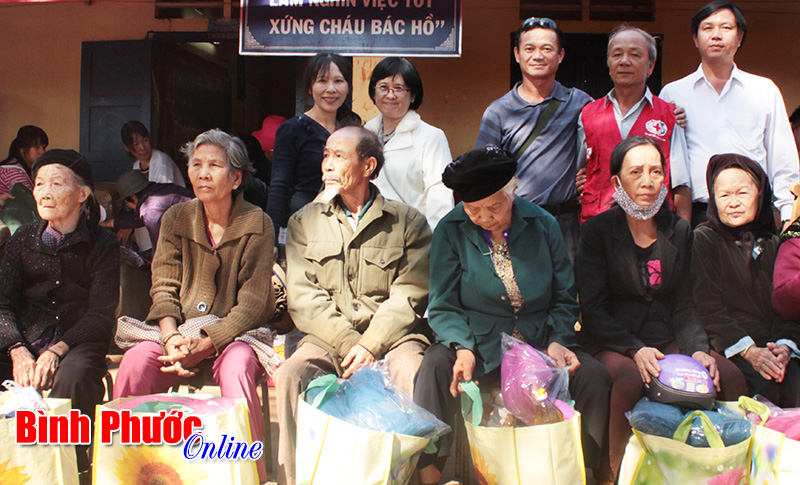 Khám bệnh và tặng 500 phần quà cho đồng bào nghèo ở Bù Đăng