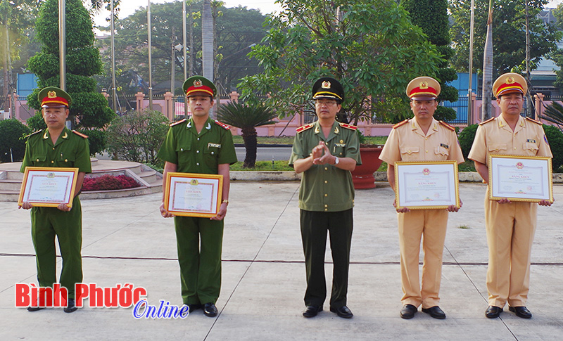 Khen thưởng tập thể, c&aacute; nh&acirc;n c&ocirc;ng an c&oacute; th&agrave;nh t&iacute;ch xuất sắc
