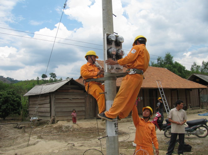 Xin cấp điện ở VN thủ tục lâu, chi phí cao 