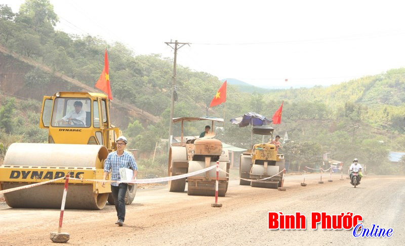 C&aacute;c đơn vị thi c&ocirc;ng đường Hồ Ch&iacute; Minh đoạn qua B&igrave;nh Phước ra qu&acirc;n ng&agrave;y m&ugrave;ng 2 Tết