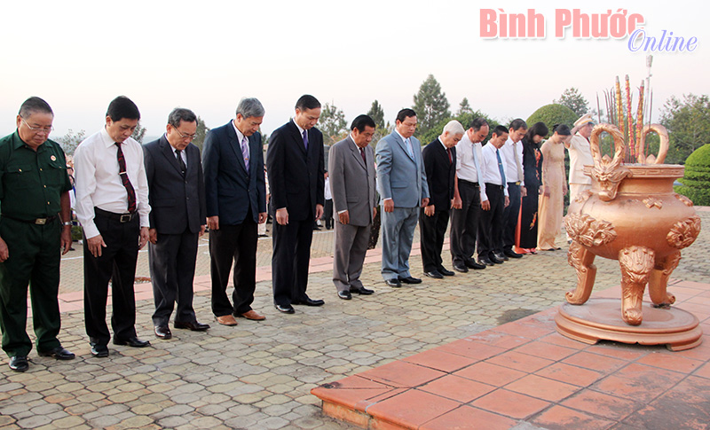 L&atilde;nh đạo tỉnh viếng nghĩa trang liệt sĩ nh&acirc;n kỷ niệm 85 năm Ng&agrave;y th&agrave;nh lập Đảng