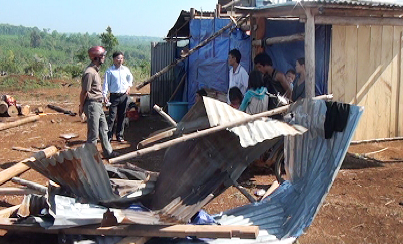 Lốc xoáy làm sập và tốc mái nhà 36 hộ dân