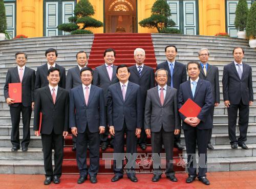 Chủ tịch nước trao quyết định phong h&agrave;m cho c&aacute;c Đại sứ