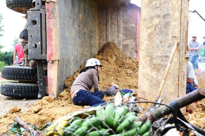 Xe ben tông xe máy, đất đổ lấp xác người mẹ 6 con
