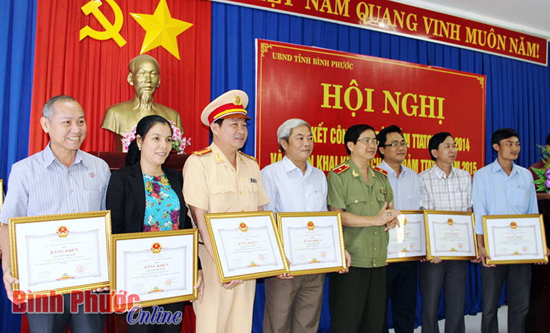 Năm 2015: Phấn đấu giảm TNGT cả 3 ti&ecirc;u ch&iacute; từ 5-10%