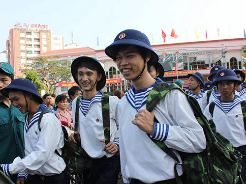 Sinh vi&ecirc;n ĐH c&oacute; thể ho&atilde;n chứ kh&ocirc;ng miễn nghĩa vụ qu&acirc;n sự