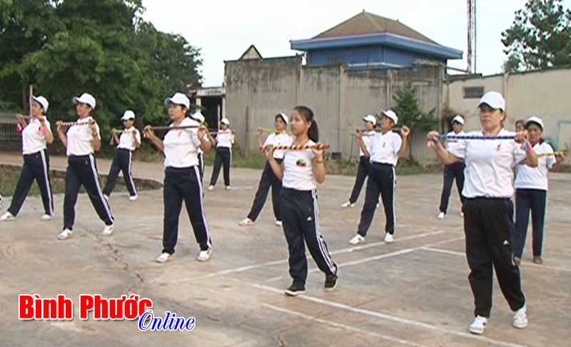 Người cao tuổi ở Lộc Ninh l&agrave;m theo B&aacute;c