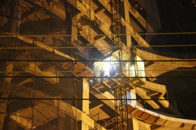 Sập sàn bê tông đang làm đêm, 6 người bị thương