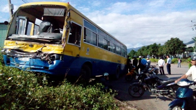 Hai xe chở công nhân tông nhau, 20 người nhập viện