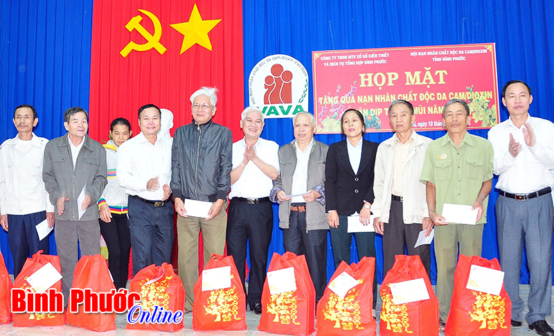 Ph&oacute; B&iacute; thư thường trực Tỉnh ủy ch&uacute;c tết nạn nh&acirc;n chất độc da cam/dioxin