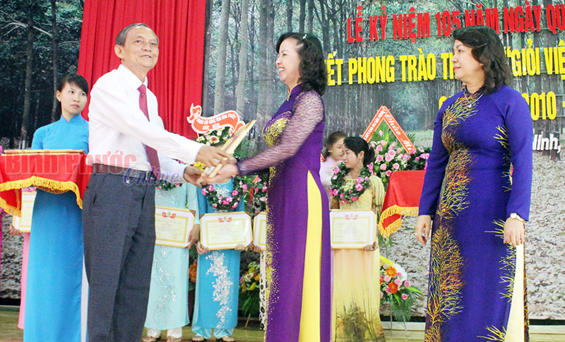 Phụ nữ - nhân tố quyết định hiệu quả sản xuất - kinh doanh ở cao su Lộc Ninh