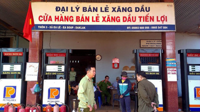 Bắt th&ecirc;m hai c&acirc;y xăng gắn chip gian lận