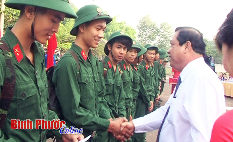 600 t&acirc;n binh n&ocirc; nức l&ecirc;n đường nhập ngũ