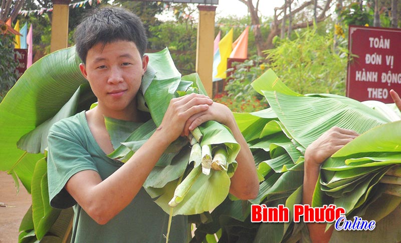 Bộ đội ta đ&oacute;n tết