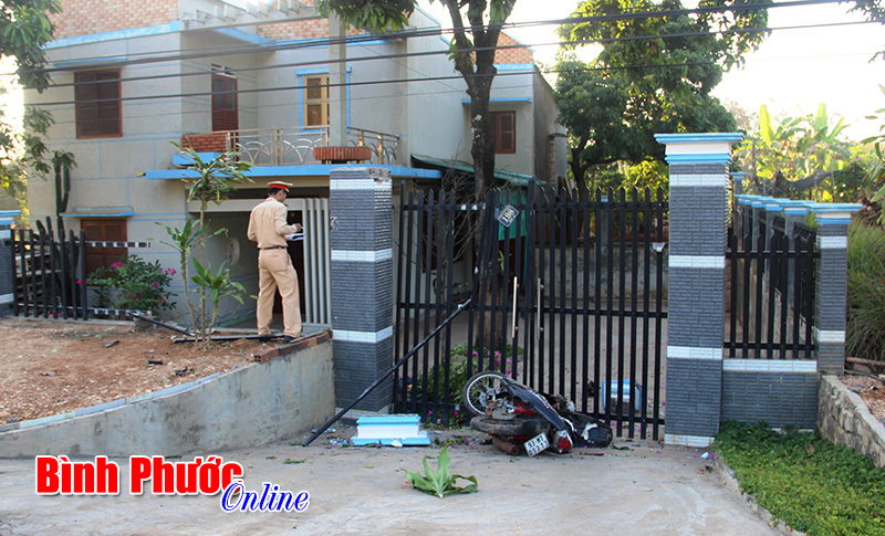 Đ&acirc;m v&agrave;o cổng nh&agrave;: Hai thanh ni&ecirc;n chết tại chỗ