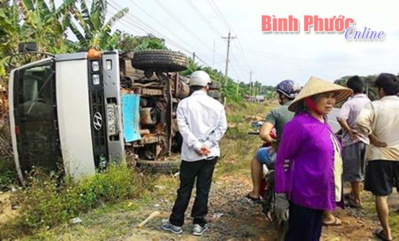 Lật xe tải trên quốc lộ 14