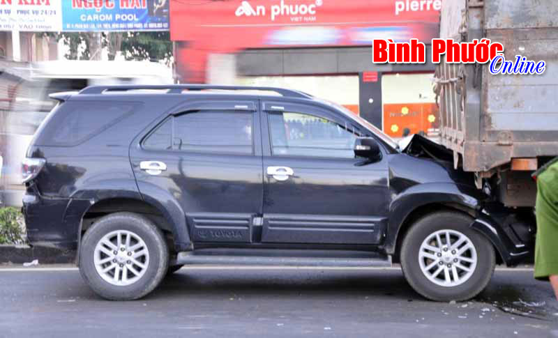 Tông xe liên hoàn trên đường Phú Riềng Đỏ