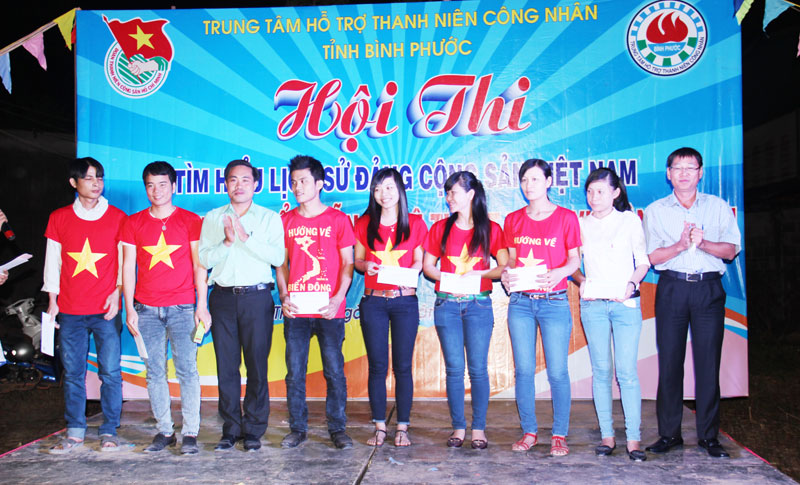 Thanh niên công nhân thi tìm hiểu lịch sử Đảng Cộng sản Việt Nam
