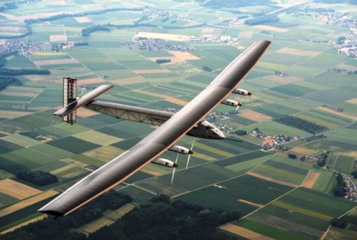 Máy bay năng lượng mặt trời bắt đầu bay vòng quanh thế giới