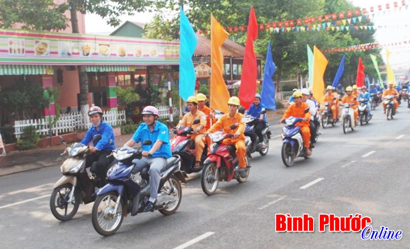 Thị đoàn Bình Long ra quân Tháng thanh niên và tuyên truyền tiết kiệm điện