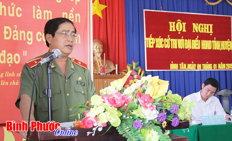 Thiếu tướng Ho&agrave;ng Văn Huệ tiếp x&uacute;c cử tri huyện B&ugrave; Gia Mập