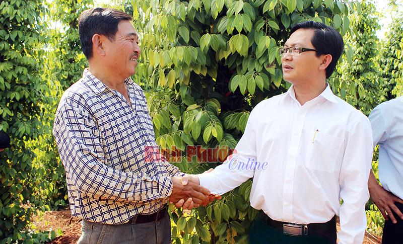 Thường trực huyện ủy B&ugrave; Đốp khảo s&aacute;t t&igrave;nh h&igrave;nh thực hiện nghị quyết về ph&aacute;t triển kinh tế