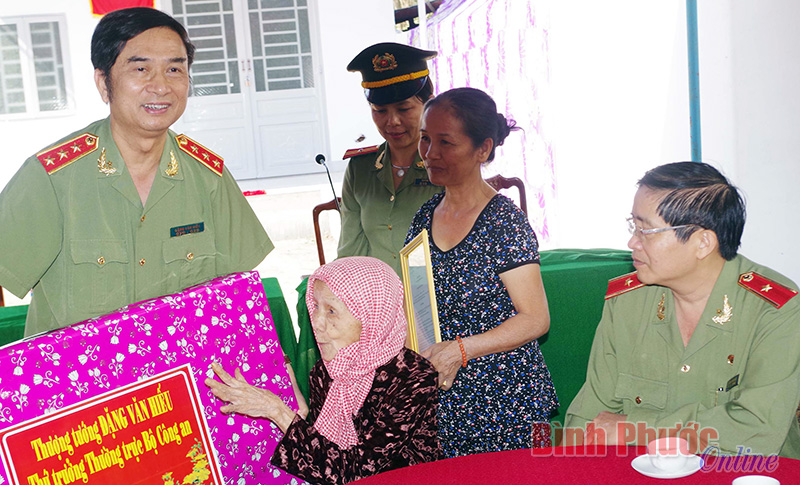 Thượng tướng Đặng Văn Hiếu trao tặng 2 căn nh&agrave; t&igrave;nh nghĩa tại B&igrave;nh Phước